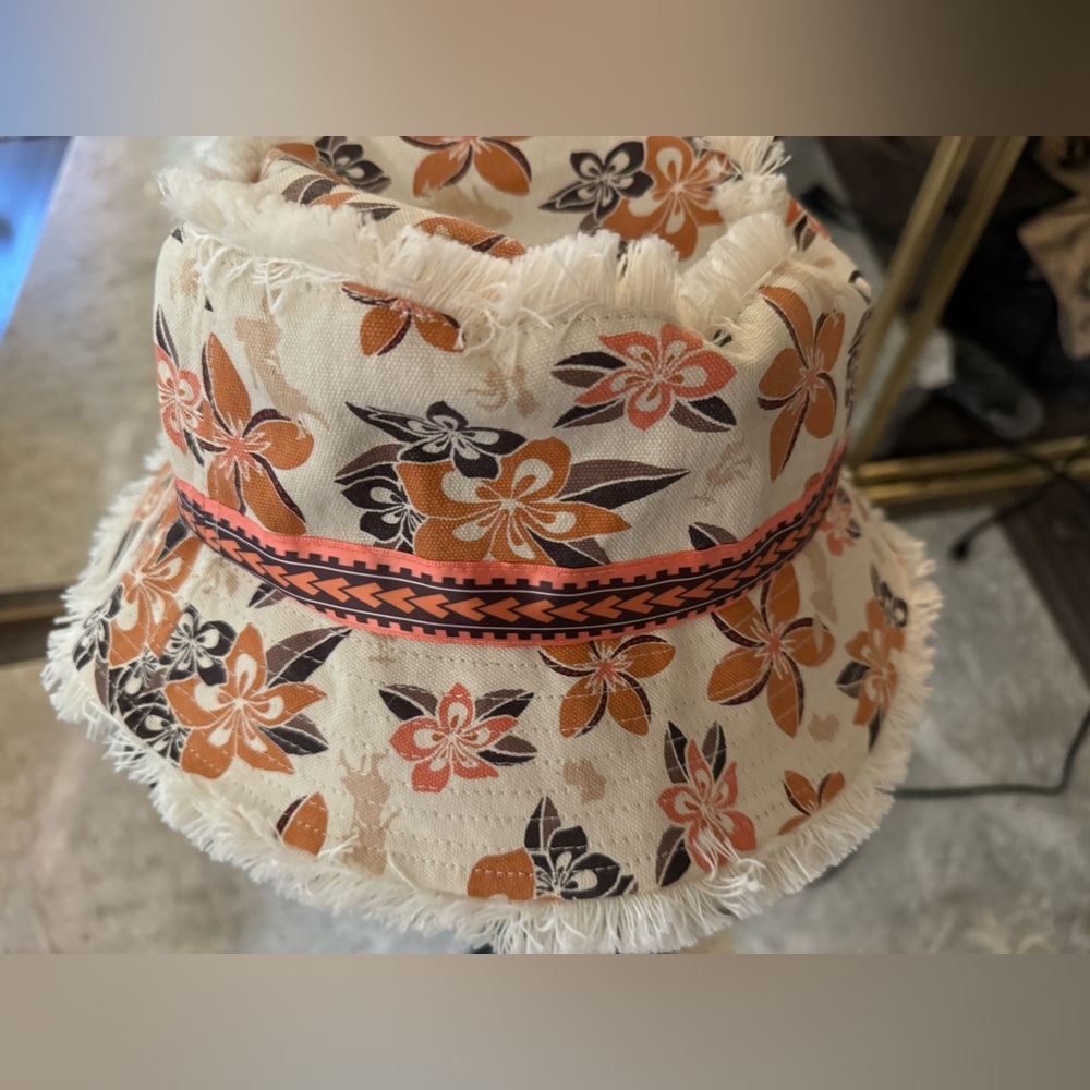 Disney Bucket hat! Worn once. Excellent condition